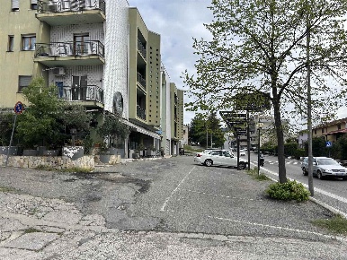 Foto Negozio in Via Trieste, Montalto Uffugo Settimo di 160 m² con 3 locali