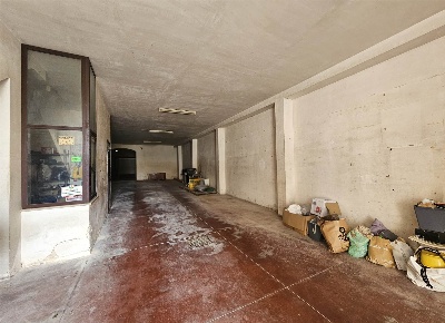 Foto Locale commerciale in VIA DEI FALCES 42, Mesagne di 194 m² in vendita