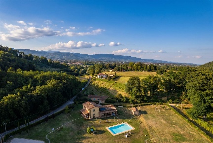 Foto Villa unifamiliare a Lucca Cerasomma di 450 m² con 4 locali in vendita