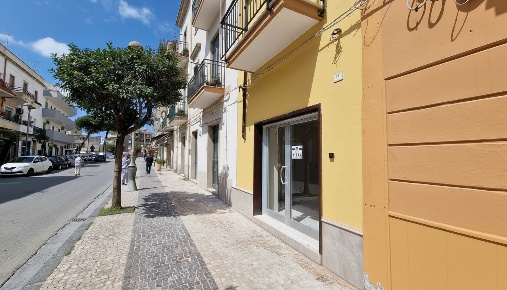 Foto Negozio in Viale Regina Margherita, Mondragone di 50 m² con 2 locali