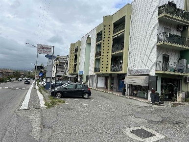 Foto Negozio in Via Trieste, Montalto Uffugo Settimo di 80 m² con 2 locali