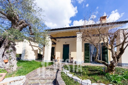 Foto Villa unifamiliare in Via A. Moro, Robbiate di 300 m² con 8 locali