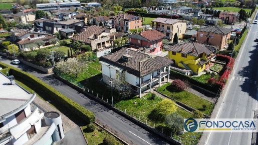 Foto Casa indipendente in Via Crocefisso, Telgate di 309 m² con 11 locali
