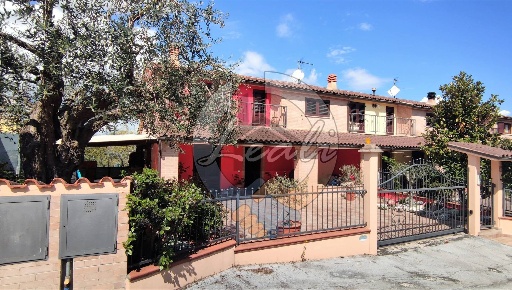 Foto Villa a schiera in Contrada Pianciano 62, Tolentino di 269 m²