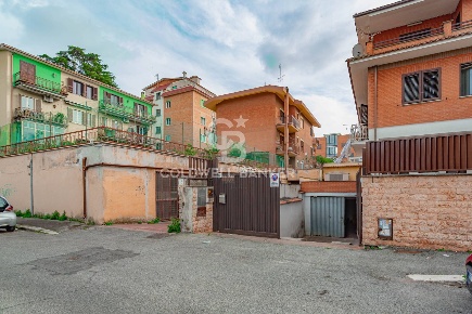 Foto Locale commerciale in Via Alessandro Dudan, Roma di 307 m² in vendita