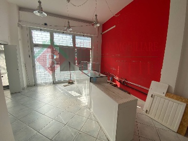 Foto Locale commerciale in via Dante Alighieri 26, Cerro Maggiore Centro