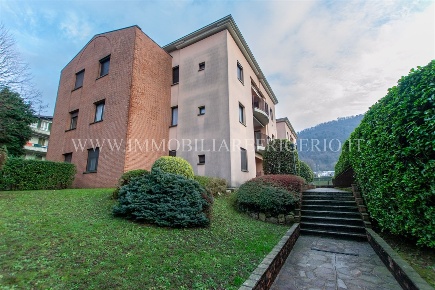 Foto Box in via IV Novembre, Pontida Centro di 36 m² con 1 locali