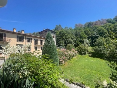 Foto Rustico a Como di 1000 m² con 10 locali in vendita