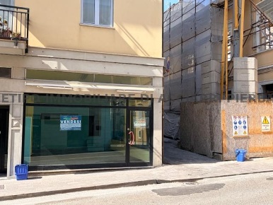 Foto Locale commerciale in CORSO VITTORIO EMANUELE, Cupra Marittima Centro