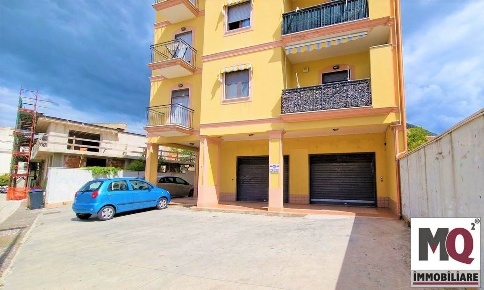Foto Negozio in Via 11 Febbraio, Mondragone di 110 m² con 3 locali