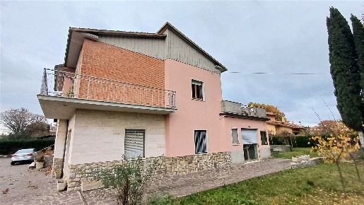 Foto Casa indipendente in viale Europa 92, Sarteano di 265 m² con 8 locali