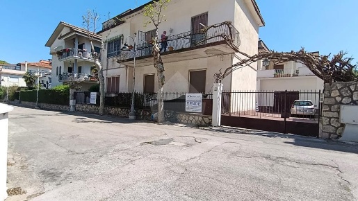Foto Appartamento in VIA SANT'ALBINA, Minturno di 140 m² con 6 locali