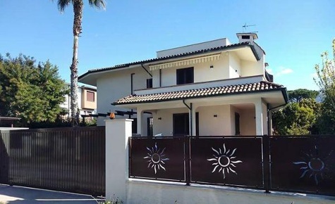 Foto Villa bifamiliare a Montignoso Marina Verde, Renella di 190 m²