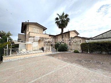 Foto Appartamento a Massa Marina di Massa Centro di 70 m² con 3 locali