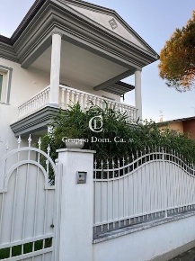 Foto Villa unifamiliare a Forte dei Marmi Centro di 180 m² con 8 locali