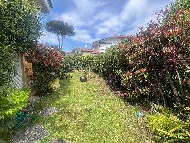 Foto Villa a schiera a Camaiore Lido di Camaiore di 166 m² con 5 locali