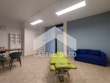 Foto Negozio in Piazza Caduti, Padenghe sul Garda Centro di 100 m²