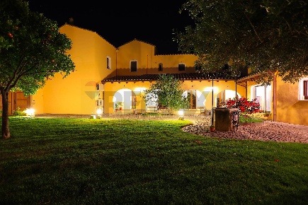 Foto Villa unifamiliare in via Roma 27, Serdiana di 761 m² con 30 locali