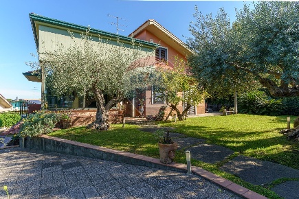 Foto Villa unifamiliare in Tropea 13-9, Aci Sant'Antonio di 350 m²