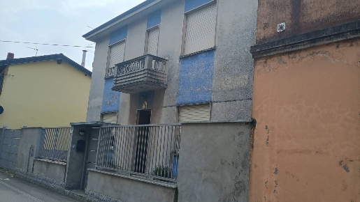Foto Casa indipendente a Inveruno Centro di 200 m² con 7 locali in vendita