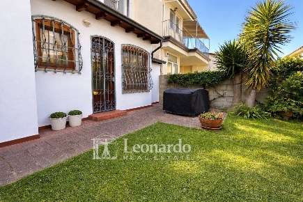 Foto Casa indipendente in via fratelli rosselli, Viareggio di 209 m²