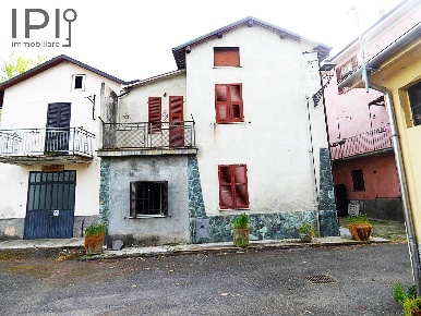 Foto Casa indipendente in piazza castello 30, Visone Centro di 250 m²