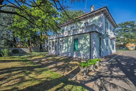 Foto Villa unifamiliare in Via Roma 17, Sovico di 900 m² con 12 locali