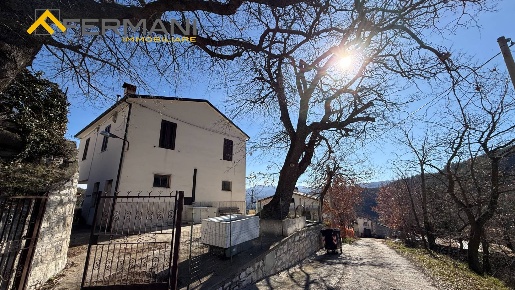 Foto Casa indipendente a Roccafluvione di 161 m² con 7 locali in vendita