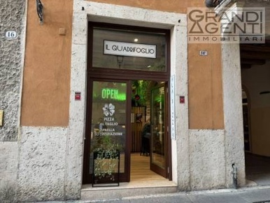 Foto Locale commerciale in via oberdan, Verona Centro Storico di 100 m²