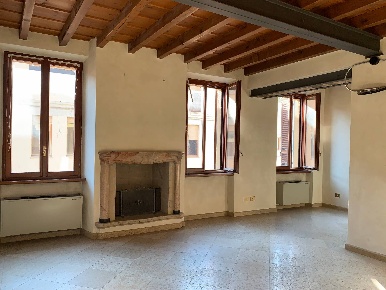 Foto Casa indipendente a Mantova Centro di 426 m² con 7 locali in vendita