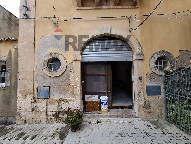 Foto Posti auto in Vico Bronzetti 9, Noto Centro di 45 m² con 1 locali