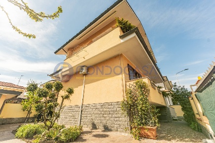 Foto Villa unifamiliare in VIA LUPI DI TOSCANA 3, Bareggio di 195 m²