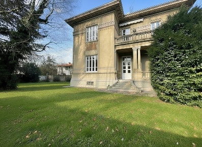 Foto Villa unifamiliare a Rovellasca di 395 m² con 5 locali in vendita