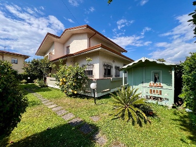 Foto Villa unifamiliare a Massa Marina di Massa Centro di 260 m² in vendita