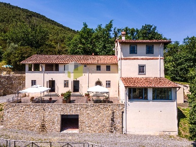 Foto Rustico a Vicopisano Centro di 480 m² con 10 locali in vendita