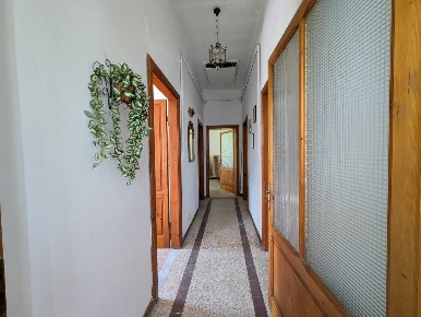 Foto Villa bifamiliare a Barga Centro di 90 m² con 7 locali in vendita