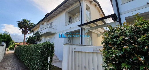 Foto Villa bifamiliare a Montignoso Cinquale di 160 m² con 5 locali