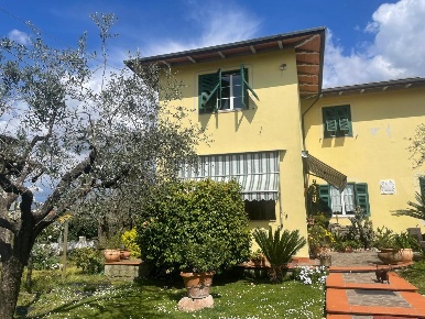 Foto Villa bifamiliare a Luni Casano Dogana Isola di 120 m² con 5 locali