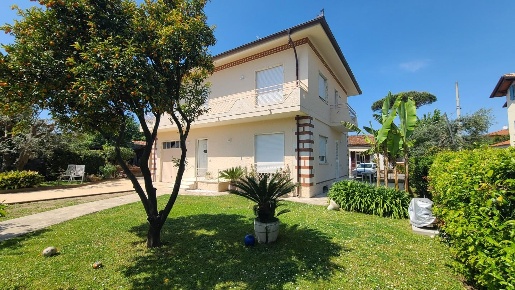 Foto Villa unifamiliare a Pietrasanta di 150 m² con 5 locali in affitto