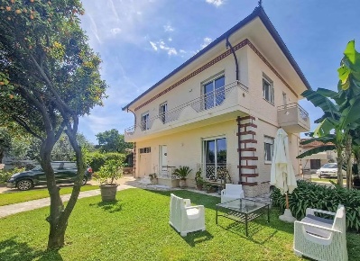 Foto Villa unifamiliare a Pietrasanta di 150 m² con 5 locali in affitto