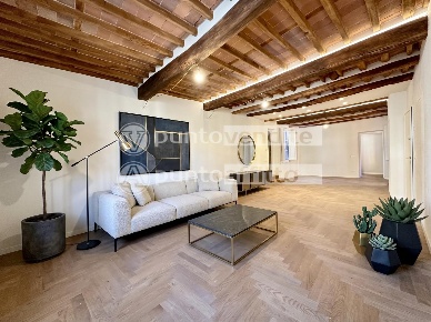 Foto Appartamento a Lucca Piazza Napoleone - San Michele di 185 m²