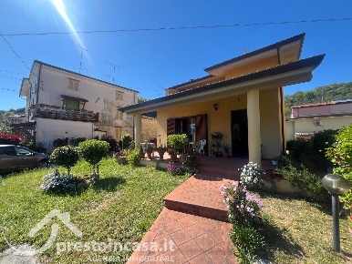 Foto Villa unifamiliare a Massarosa Bozzano, Quiesa di 220 m² con 8 locali