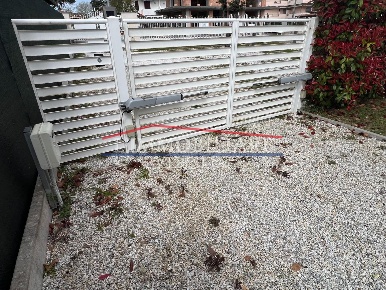 Foto Appartamento a Montignoso Cinquale di 90 m² con 6 locali in vendita