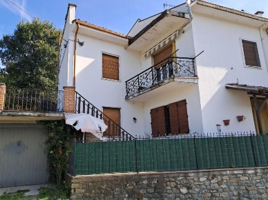 Foto Appartamento a Godiasco Salice Terme di 256 m² con 8 locali in vendita