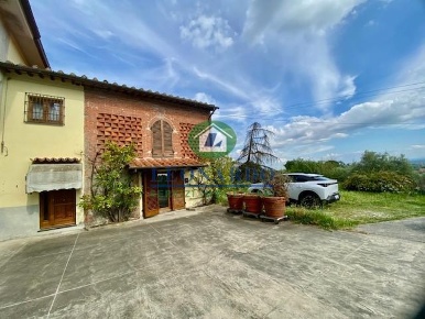 Foto Casa indipendente a Buggiano di 190 m² con 9 locali in vendita