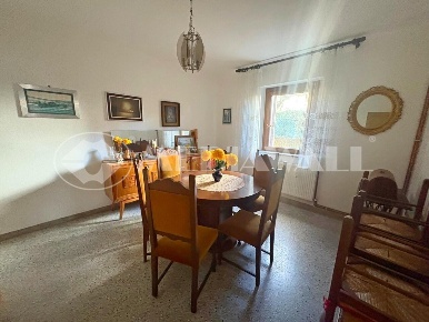Foto Villa unifamiliare a Travesio Centro di 239 m² con 9 locali in vendita