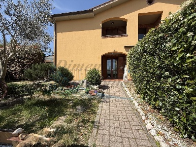 Foto Villa a schiera in Via Roma 160, Castellina Marittima di 101 m²