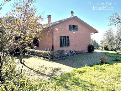 Foto Villa unifamiliare in Via Col di Lana 89, Perugia di 350 m² in vendita