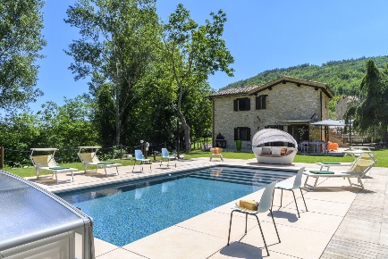 Foto Casale in Contrada Terro, Sarnano di 238 m² con 6 locali in vendita