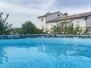 Foto Rustico in Filottrano, Filottrano di 600 m² con 10 locali in vendita